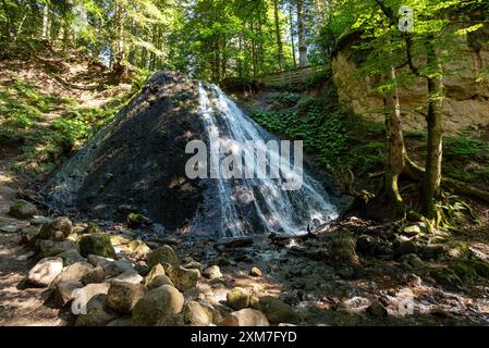 Cascade du Rossignolet cascade au coucher du soleil située à Mont-Dore, département du Puy-de-Dôme, dans le massif Central, France. Banque D'Images