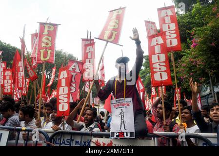 Kolkata, Bengale occidental, Inde. 25 juillet 2024. Les organisations étudiantes de gauche marchent ensemble vers le Haut-commissariat du Bangladesh pour protester contre le génocide aveugle. (Crédit image : © Sandip Saha/Pacific Press via ZUMA Press Wire/Alamy Live News) USAGE ÉDITORIAL SEULEMENT! Non destiné à UN USAGE commercial ! Banque D'Images