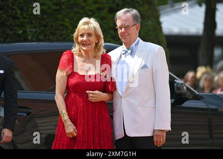 Susanne Porsche mit Freund Werner Ebke. Eroeffnung der Bayreuther Richard Wagner Festspiele 2024 Roter Teppich AM 25.07.2024.. Gruener Huegel, *** Susanne Porsche avec son ami Werner Ebke ouverture du Bayreuth Richard Wagner Festival 2024 tapis rouge le 25 07 2024 Gruener Huegel, Banque D'Images