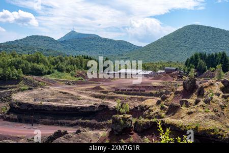 Intérieur du volcan français Lemptégy, autrefois utilisé comme carrière, situé dans la chaîne des Puys. Banque D'Images