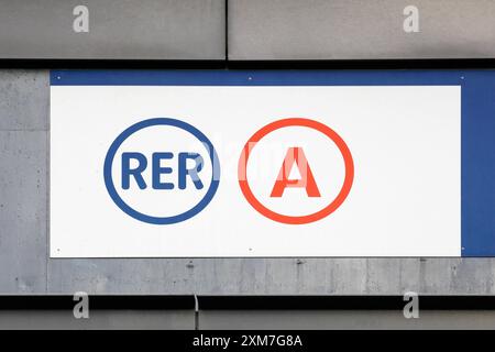 RER A est l'une des cinq lignes du réseau express régional un système hybride de trains de banlieue et de transports rapides desservant la ville et la banlieue de Paris Banque D'Images