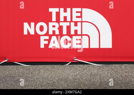 Le logo North face sur une bannière. The North face est une entreprise américaine de produits de loisirs de plein air qui produit des vêtements, des chaussures et de l'équipement de plein air Banque D'Images