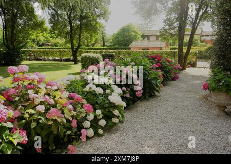 Vue sur le magnifique jardin de Villa Chiminelli situé à 'Sant'Andrea Oltre il Muson', Trévise, Italie Banque D'Images