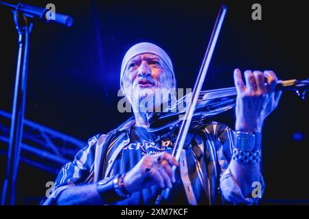 Malmo, Suède. 24 juillet 2024. Le groupe de punk gitan américain et international Gogol Bordello donne un concert au Plan B de Malmö. Ici le musicien Sergey Ryabtsev est vu en direct sur scène. Banque D'Images