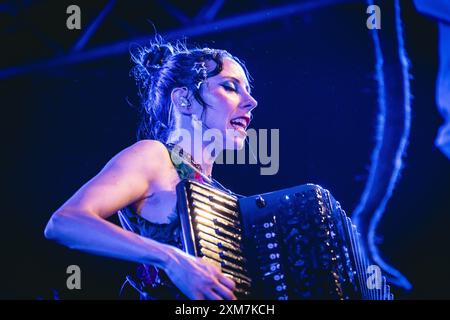 Malmo, Suède. 24 juillet 2024. Le groupe de punk gitan américain et international Gogol Bordello donne un concert au Plan B de Malmö. Ici, la musicienne Erica Mancini est vue en direct sur scène. Banque D'Images