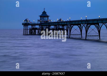 Clevedon Pier, Royaume-Uni pris au crépuscule dans l'heure bleue avec les lumières de la jetée allumées. Banque D'Images