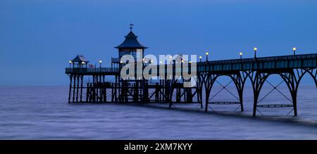 Clevedon Pier, Royaume-Uni pris au crépuscule dans l'heure bleue avec les lumières de la jetée allumées. Panoramique Banque D'Images