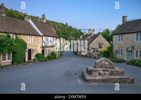 Castle Combe Village dans le Wiltshire en été, tard dans la soirée au crépuscule. Banque D'Images