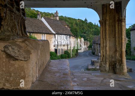 Vue sur Castle Combe Village prise à travers la place du marché dans le Wiltshire en été, tard dans la soirée au crépuscule. Banque D'Images