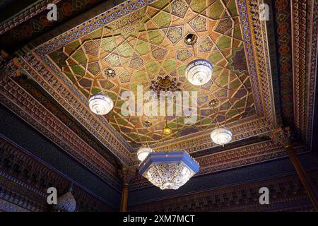 Plafond orné avec des motifs géométriques complexes et des lustres suspendus dans le Musée des Arts appliqués de Tachkent, Ouzbékistan Banque D'Images