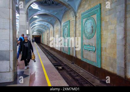 Les gens attendent sur le quai de la station de métro Alisher Navoi sur la ligne O'zbekiston à Tachkent, Ouzbékistan Banque D'Images
