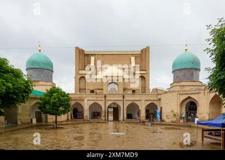 Madrasa historique de Barak-Khan avec dômes turquoise et cour un jour de pluie à Tachkent, Ouzbékistan Banque D'Images