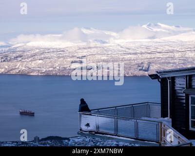 Narvik, Norvège - mars 2023 : vue aérienne de la ville de Narvik depuis la station supérieure du chemin de fer de montagne et mur de bois du restaurant de montagne (Fjellhei Banque D'Images