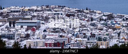 Narvik, Norvège - mars 2023 : vue aérienne de la ville de Narvik depuis la station supérieure du chemin de fer de montagne. Europe du Nord Banque D'Images