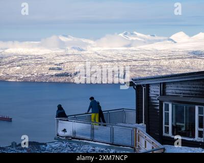 Narvik, Norvège - mars 2023 : vue aérienne de la ville de Narvik depuis la station supérieure du chemin de fer de montagne et mur de bois du restaurant de montagne (Fjellhei Banque D'Images