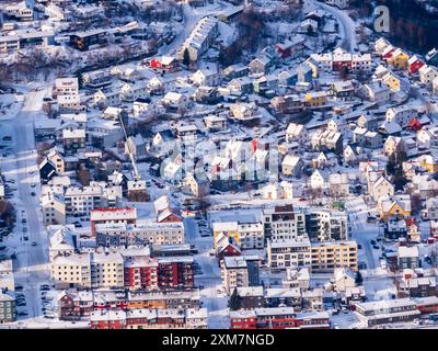 Narvik, Norvège - mars 2023 : vue aérienne de la ville de Narvik depuis la station supérieure du chemin de fer de montagne. Europe du Nord Banque D'Images