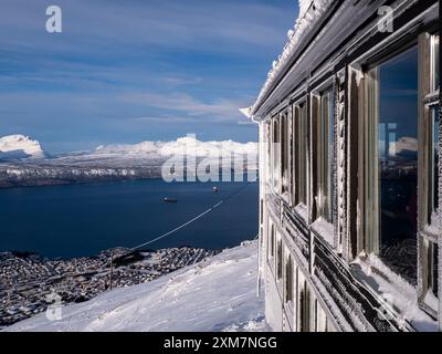 Narvik, Norvège - mars 2023 : vue aérienne de la ville de Narvik depuis la station supérieure du chemin de fer de montagne et mur de bois du restaurant de montagne (Fjellhei Banque D'Images