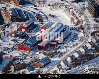 Narvik, Norvège - mars 2023 : vue aérienne de Narvik et des entrepôts au port de transbordement pour le transport du minerai de fer de la mine suédoise de Kiruna. Banque D'Images