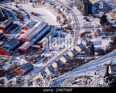 Narvik, Norvège - mars 2023 : vue aérienne de Narvik et des entrepôts au port de transbordement pour le transport du minerai de fer de la mine suédoise de Kiruna. Banque D'Images