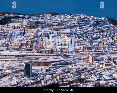 Narvik, Norvège - mars 2023 : vue aérienne de la ville de Narvik depuis la station supérieure du chemin de fer de montagne. Europe du Nord Banque D'Images