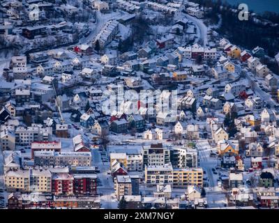 Narvik, Norvège - mars 2023 : vue aérienne de la ville de Narvik depuis la station supérieure du chemin de fer de montagne. Europe du Nord Banque D'Images