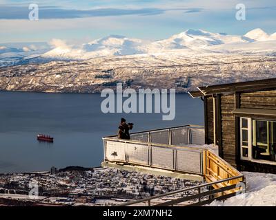 Narvik, Norvège - mars 2023 : vue aérienne de la ville de Narvik depuis la station supérieure du chemin de fer de montagne et la terrasse du restaurant de montagne (Fjellhei Banque D'Images