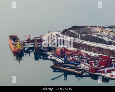 Narvik, Norvège - mars 2023 : vue aérienne de Narvik et port de transbordement pour le transport du minerai de fer de la mine suédoise de Kiruna. Ofotfjord, Banque D'Images