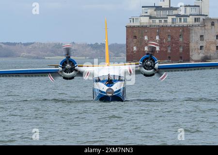 Hydravion Grumman HU-16 Albatross décollant de la mer à Colwell Bay Isle of Wight, membre d'équipage levant l'ancre tandis que les moteurs et les hélices tournent Banque D'Images