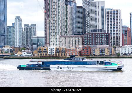 London Uber Boat, Thames Clipper, River taxi sur la Tamise en passant par Canary Wharf Banque D'Images