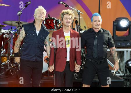 Mike Dirnt, Billie Joe Armstrong et Tre Cool - Green Day jouent dans l'émission Good Morning America au Rumsey Field Central Park à New York le 26 juillet 2024. (Photo par Efren Landaos/Sipa USA) Banque D'Images