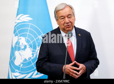 Paris, France. 26 juillet 2024. Le secrétaire général des Nations Unies Antonio Guterres rencontre le président du Comité International Olympique (CIO) Thomas Bach (invisible) avant la cérémonie d’ouverture des Jeux Olympiques de Paris 2024 à Paris, France, le 26 juillet 2024. Crédit : Wang Lili/POOL/Xinhua/Alamy Live News Banque D'Images