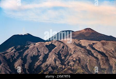 Les cratères sommitaux de l'Etna, Sicile (3369m). De gauche à droite, le cratère Sud-est, le cratère Voragine ou Bocca Nuova, le cratère Nord-est Banque D'Images