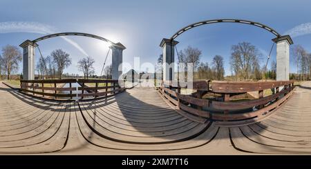 Vue panoramique à 360° de hdri 360 panorama sur le pont près de la passerelle construction de l'écluse sur la rivière, canal pour le passage des navires à différents niveaux d'eau. Entièrement sphérique 360 degrés s.