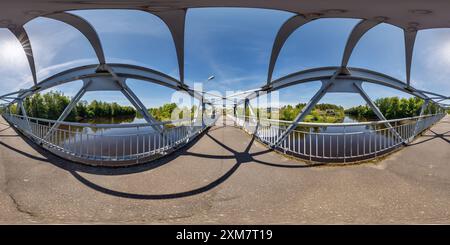 Vue panoramique à 360° de panorama sphérique sans soudure 360 hdri sur la construction de cadre en acier de fer de pont piétonnier à travers la rivière en projection équirectangulaire, prêt