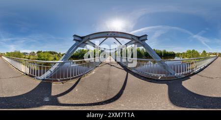 Vue panoramique à 360° de panorama sphérique sans soudure 360 hdri sur la construction de cadre en acier de fer de pont piétonnier à travers la rivière en projection équirectangulaire, prêt