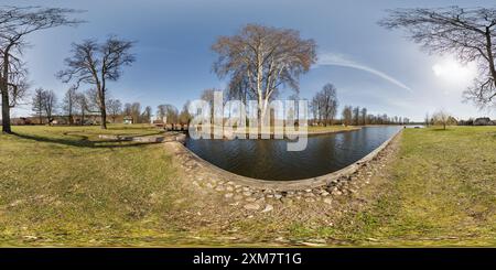 Vue panoramique à 360° de Vue panoramique hdri 360 sphérique complète sans couture près de l'écluse du barrage sur la cascade impétueuse du lac en projection équirectangulaire, contenu VR,