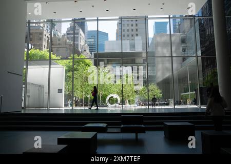 Donnant sur le salon du hall d'entrée dans le jardin de sculpture du Museum of Modern Art (MoMA) à Midtown Manhattan, New York City. Banque D'Images