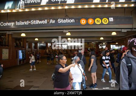 Entrée à la station de métro Stillwell Avenue toujours très fréquentée à Coney Island, Brooklyn, New York. Banque D'Images