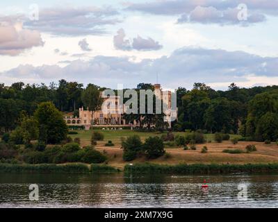 Potsdam, Poczdam, Allemagne - août 2020 : vue depuis le pont Glienicke sur le palais de Babelsberg - Schloss Babelsberg. Europe Banque D'Images