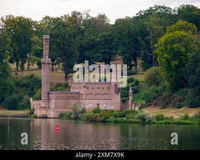 Potsdam, Poczdam, Allemagne - août 2020 : vue depuis le pont Glienicke sur le palais de Babelsberg - Schloss Babelsberg. Europe Banque D'Images