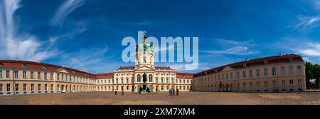 Berlin, Allemagne - mai 2022 : le palais de Charlottenburg (Schloss Charlottenburg) est un palais baroque, situé à Charlottenburg. Vue panoramique depuis le gat Banque D'Images