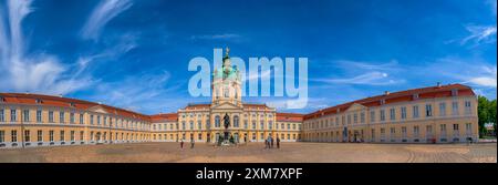 Berlin, Allemagne - mai 2022 : le palais de Charlottenburg (Schloss Charlottenburg) est un palais baroque, situé à Charlottenburg. Vue panoramique depuis le gat Banque D'Images