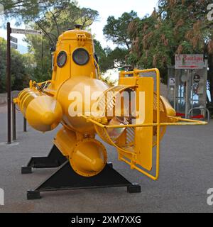 Monaco City, Monaco - 18 janvier 2012 : vue arrière du sous-marin jaune Anorep submersible de l'explorateur Jacques Cousteau à la Muse océanographique Banque D'Images