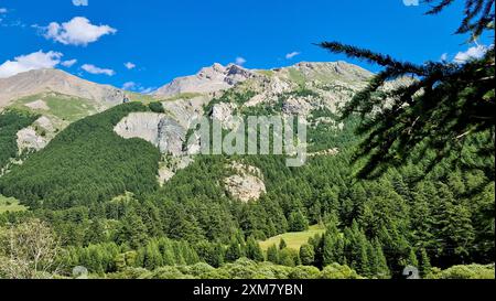 Paysage de montagne vu de la vallée de l'Ubaye entre Saint-Paul sur Ubaye et Maljasset, Alpes de haute-Provence, France Banque D'Images