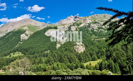 Paysage de montagne vu de la vallée de l'Ubaye entre Saint-Paul sur Ubaye et Maljasset, Alpes de haute-Provence, France Banque D'Images