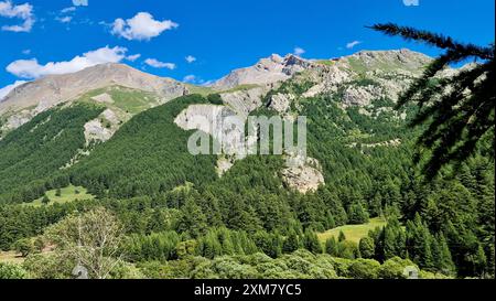 Paysage de montagne vu de la vallée de l'Ubaye entre Saint-Paul sur Ubaye et Maljasset, Alpes de haute-Provence, France Banque D'Images