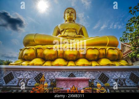 Le plus grand autel doré du soleil de Bouddha Wat Paknam Bhasicharoen à Bangkok Thaïlande. Temple établi dans les années 1600 Bouddha a terminé 2021. Banque D'Images