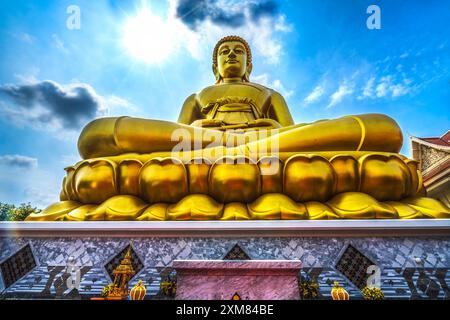 Le plus grand autel doré du soleil de Bouddha Wat Paknam Bhasicharoen à Bangkok Thaïlande. Temple établi dans les années 1600 Bouddha a terminé 2021. Banque D'Images