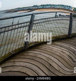 Vue déformée des cabanes de plage et du bord de mer dans un miroir de jetée de foire sur Southwold Pier., été anglais, vacances anglais, bord de mer. Banque D'Images
