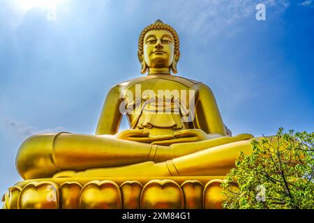 Le plus grand Bouddha doré Sun Wat Paknam Bhasicharoen à Bangkok Thaïlande. Temple établi dans les années 1600 Bouddha a terminé 2021. Banque D'Images